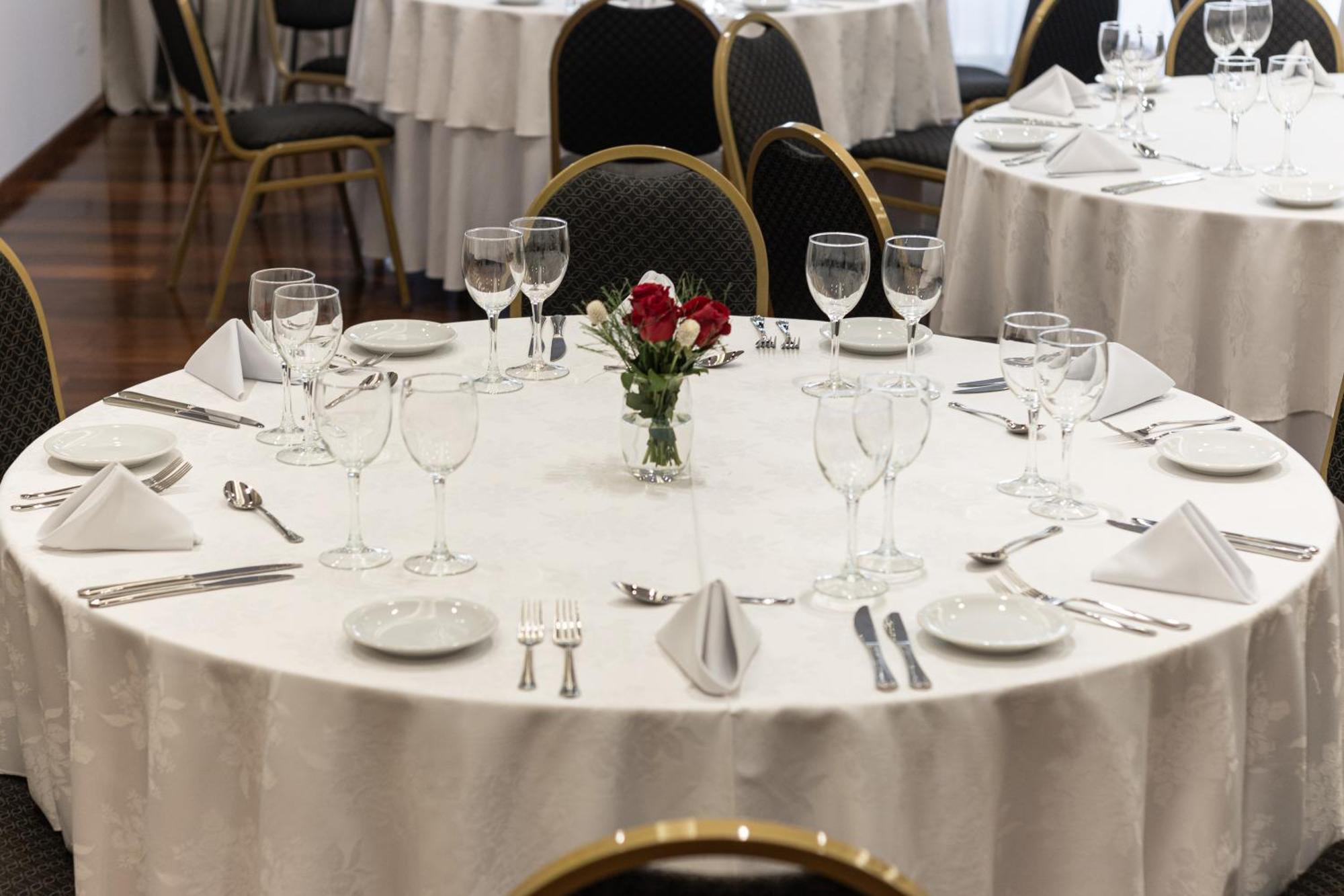Feir'S Park Hotel & Rooftop Buenos Aires Exterior foto A table set for a formal dinner