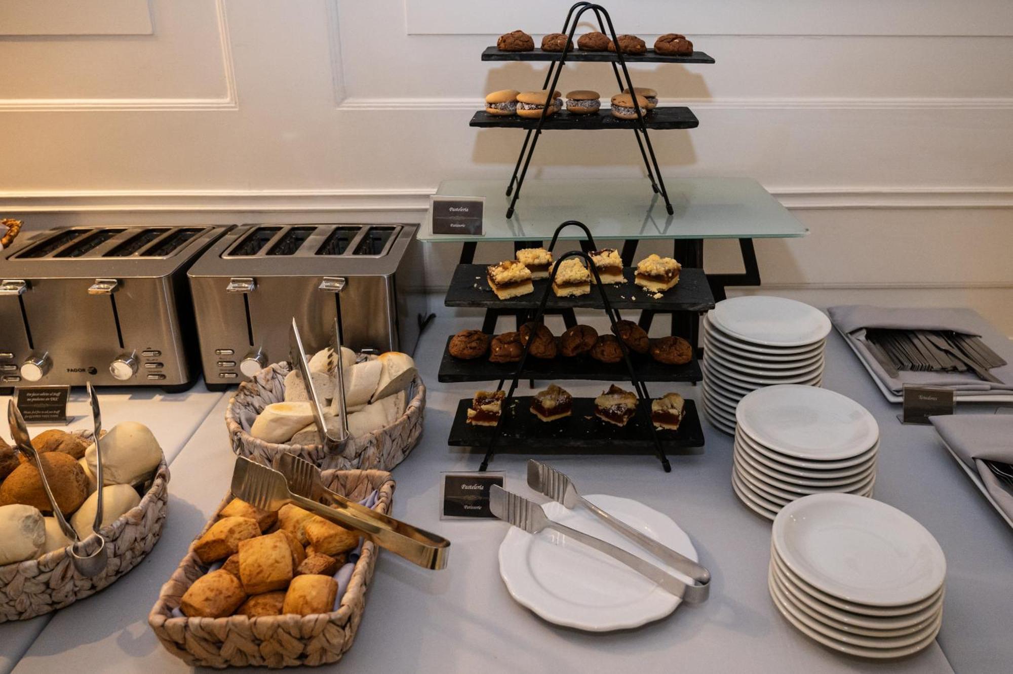 Feir'S Park Hotel & Rooftop Buenos Aires Exterior foto A buffet at a wedding reception
