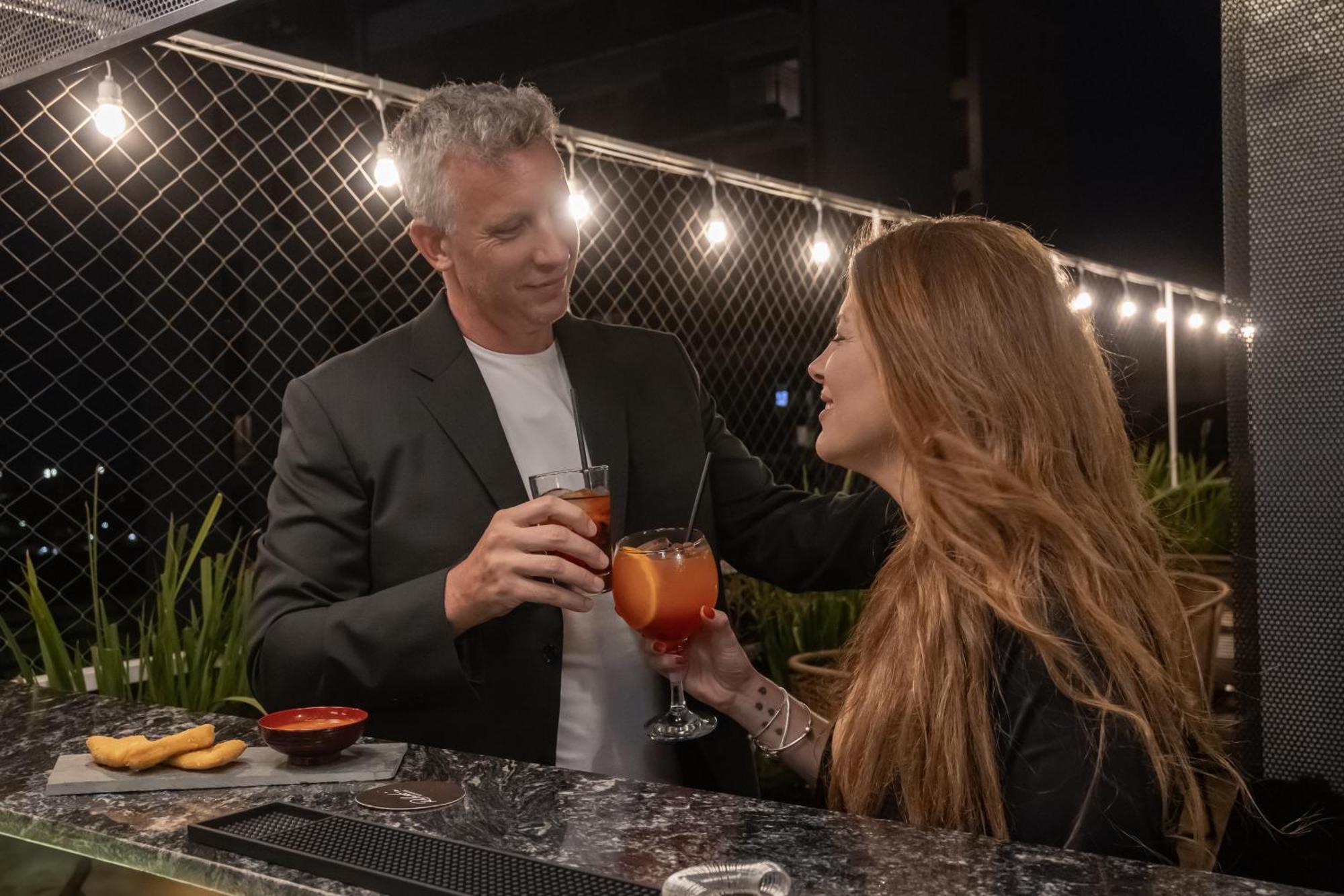 Feir'S Park Hotel & Rooftop Buenos Aires Exterior foto A couple drinking cocktails