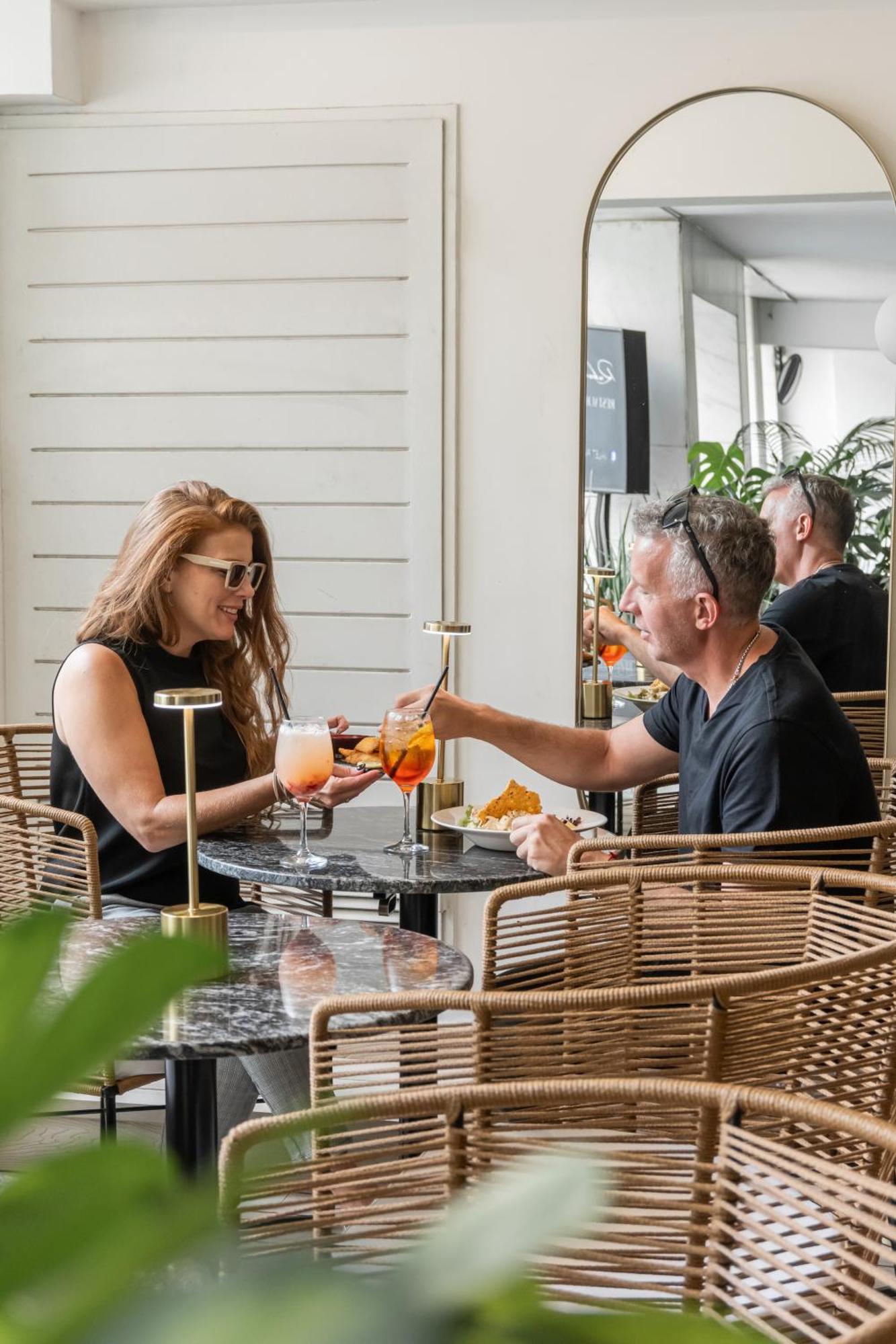 Feir'S Park Hotel & Rooftop Buenos Aires Exterior foto Guests enjoying a drink at the bar