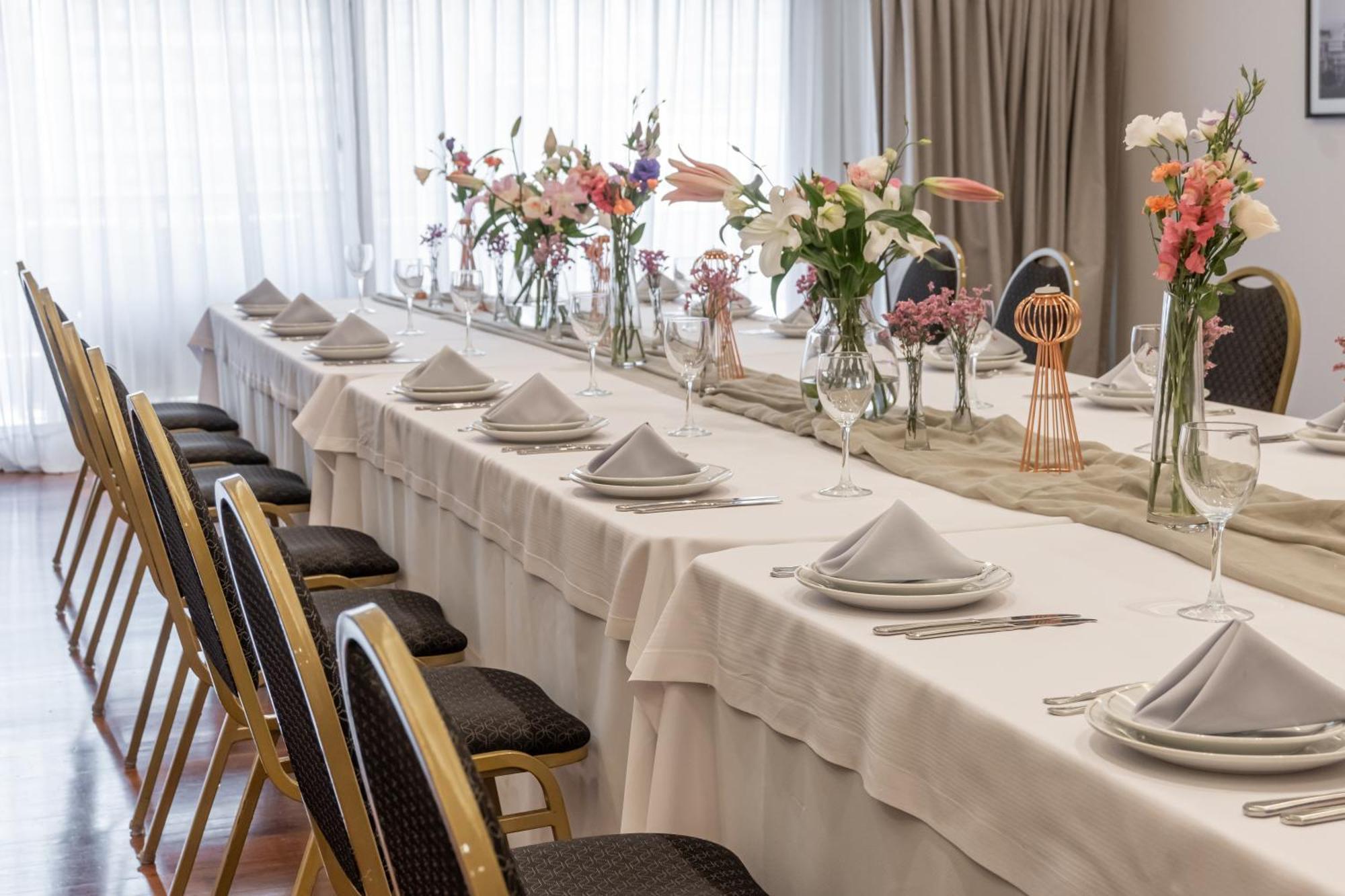 Feir'S Park Hotel & Rooftop Buenos Aires Exterior foto A table set for a formal dinner